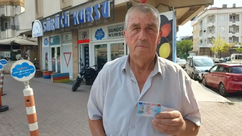 Azmetti 73 yaşında ehliyet aldı