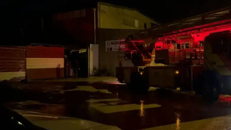 Araç parçalarken suçüstü yakalandılar