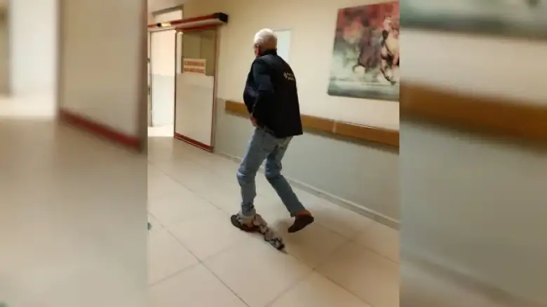 Testere ile odun keserken ayağından oluyordu