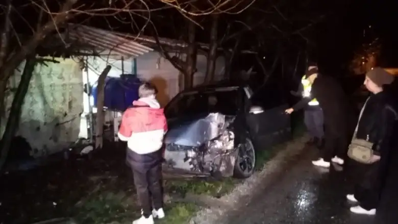 Otomobil tıra arkadan çarptı