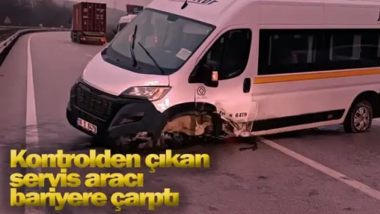 Kontrolden çıkan servis aracı bariyere çarptı