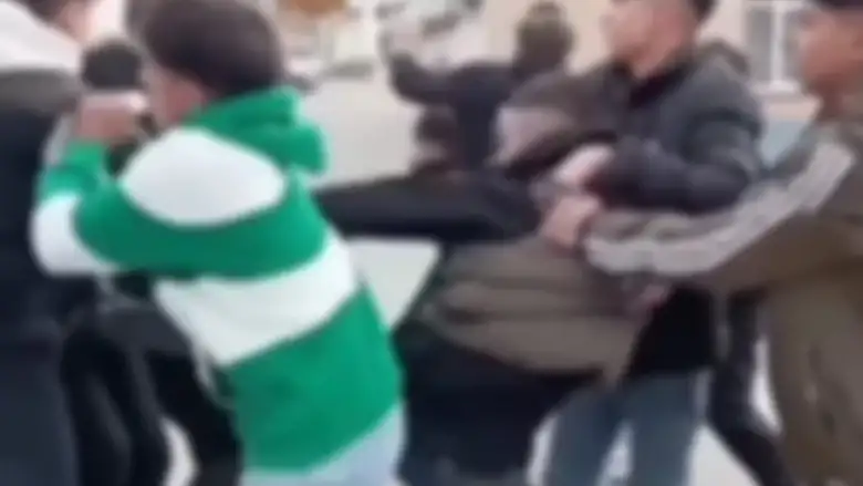 Gençlerin meydan muharebesi gibi kavgası kamerada