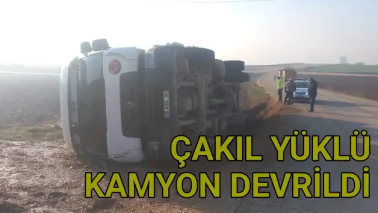Çakıl yüklü kamyon devrildi