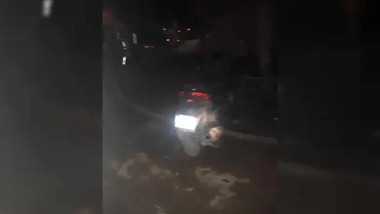 Hafif ticari araç ile motosiklet çarpıştı