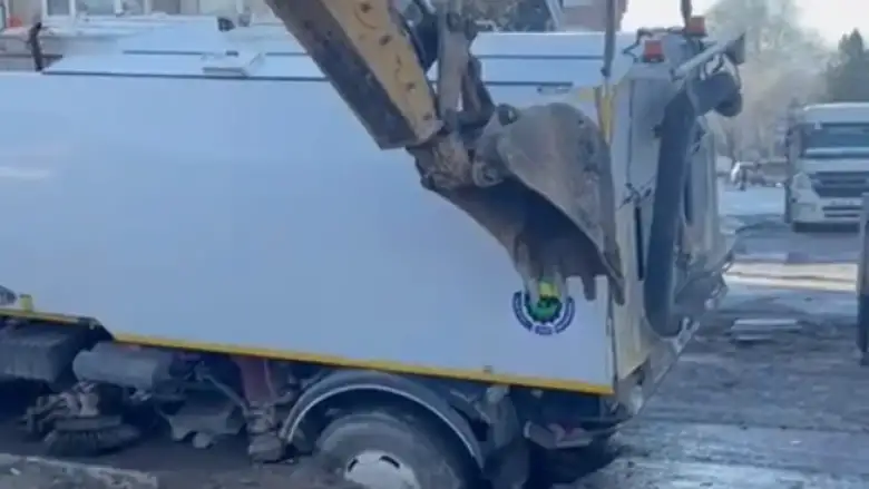 Çöken yolda araç mahsur kaldı