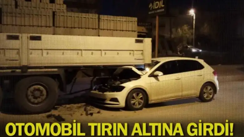 Otomobil tırın altına girdi!