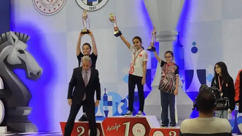 İnegöllü Zeynep Sönmez, satrançta Türkiye üçüncüsü oldu