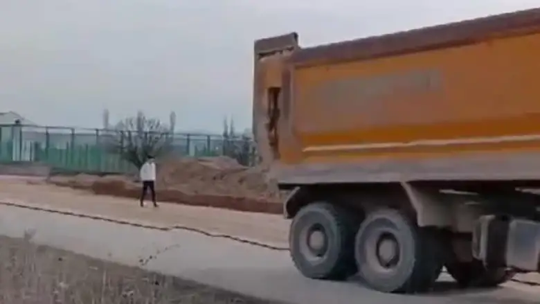 Hafriyat kamyonu telleri kopardı!