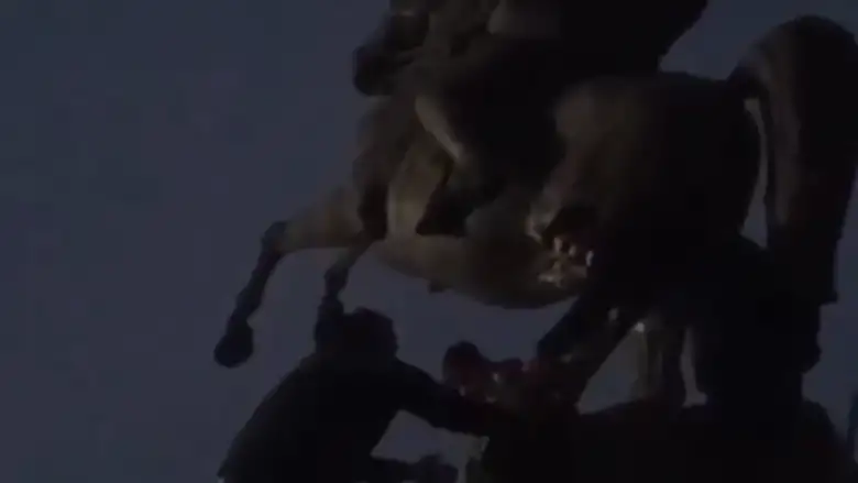 İnegöl anıtında mahsur kalan çocukları itfaiye kurtardı