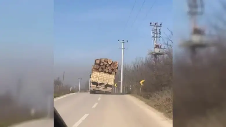 İnegöl'de üzerindeki ağırlıkla yana eğilen kamyonet korku saçtı