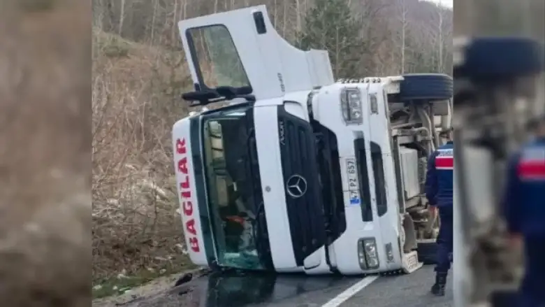 İplik yüklü TIR devrildi