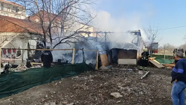 Odunluk alevlere teslim oldu