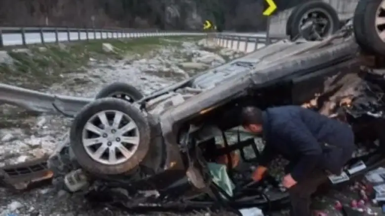 Hurdaya dönen araçtan hafif yaralı kurtuldu