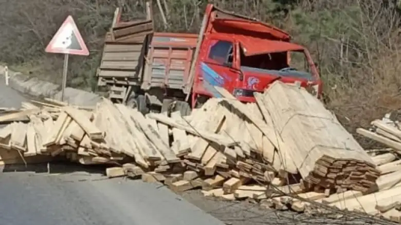 İnegöl'de kamyon devrildi