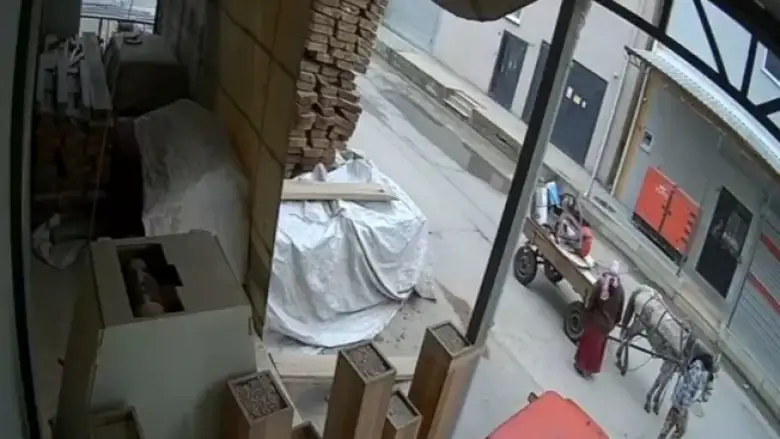 İnegöl'de at arabalı hırsızlar kamerada!