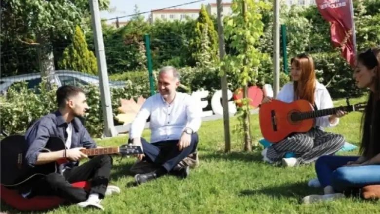 İnegöl'de gençler el üstünde