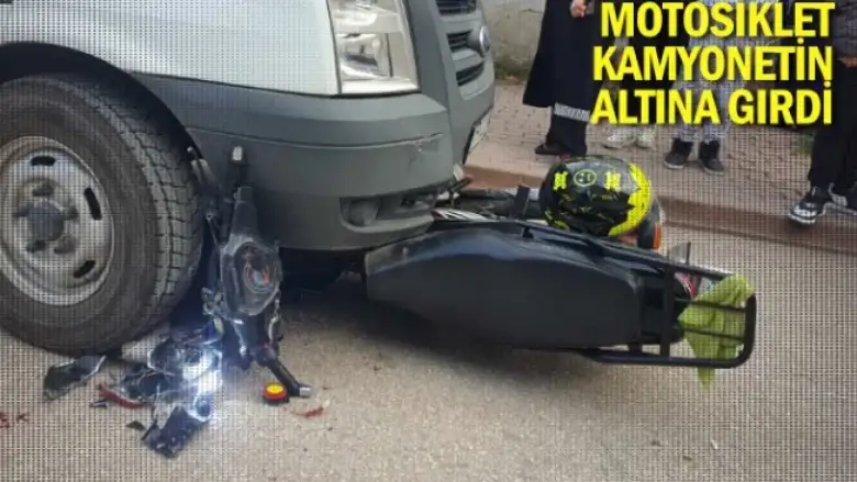 Motosiklet kamyonetin altına girdi