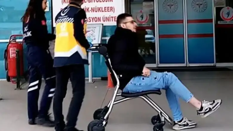 Otomobilin çarptığı motosiklet sürücüsü yaralandı