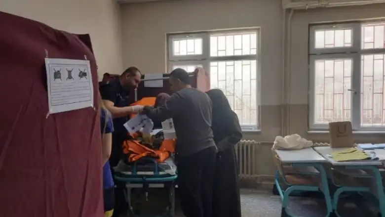 Oy kullanmaya sedyeyle gitti!