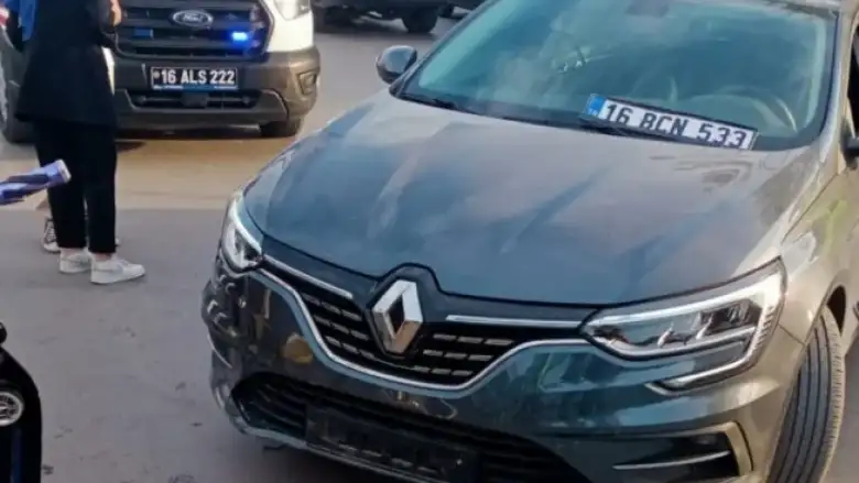 Motosikletli gençler kazada yaralandı