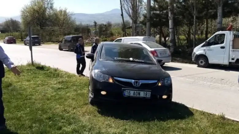 Kontrolden çıkan otomobil refüje çıktı