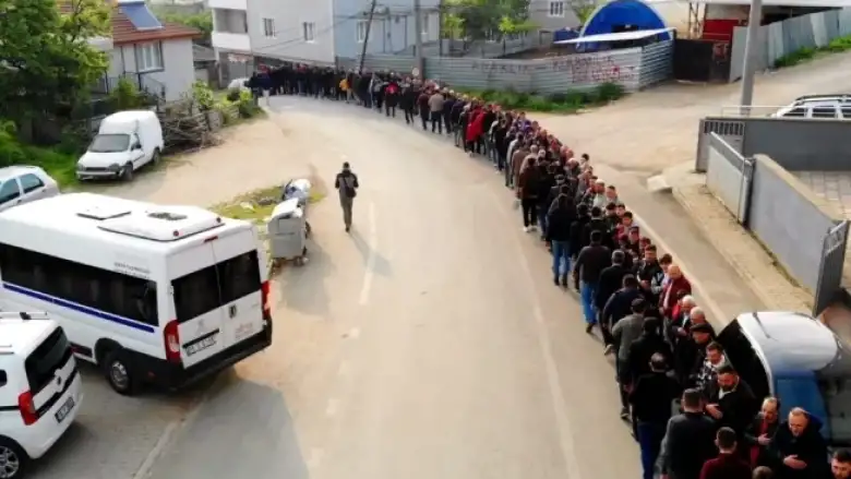 İnegöl'de 1 kilometrelik bayramlaşma kuyruğu