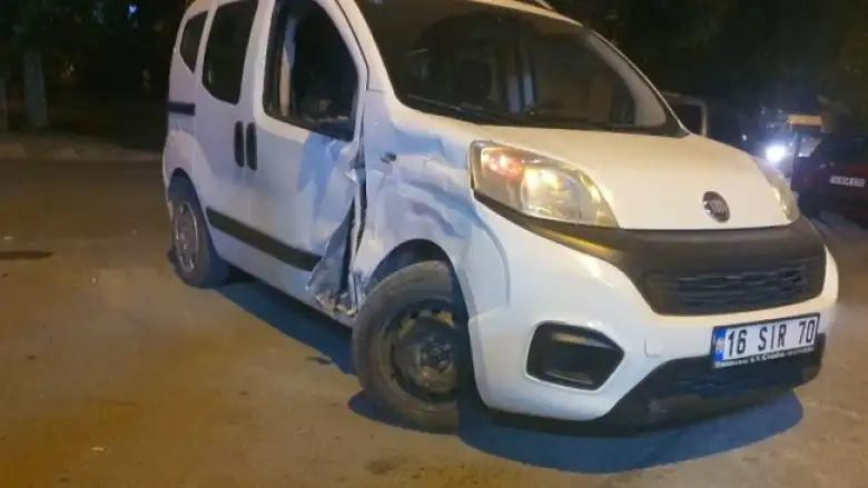 Motosiklet ile hafif ticari araç çarpıştı