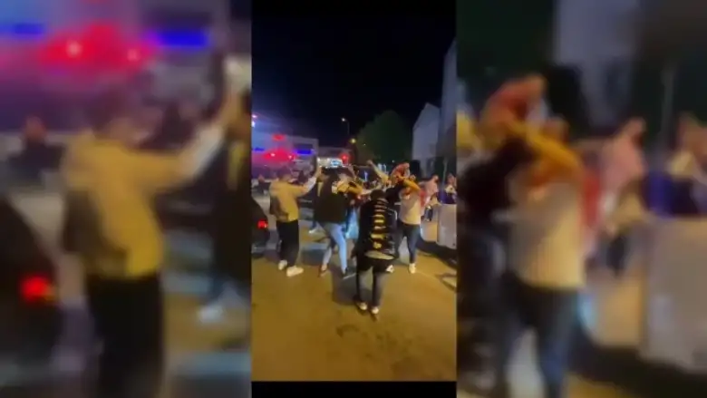 Yolu kapatıp, dakikalarca oyun oynadılar!