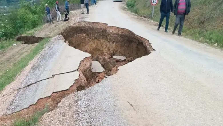 İki mahalle arasındaki yol çöktü