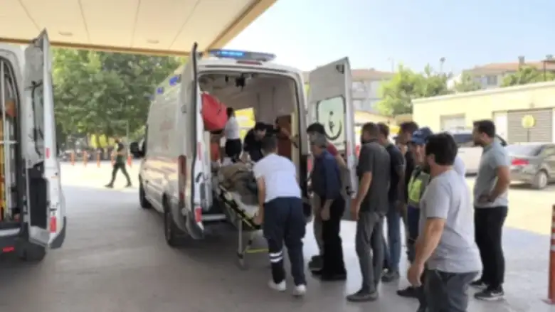 Kontrolden çıkan traktör devrildi: Yaralılar var