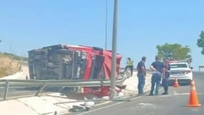 Kontrolden çıkankamyon devrildi