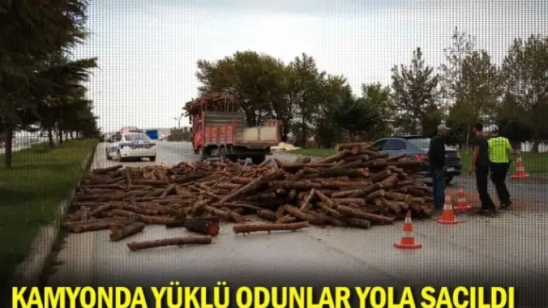 Kamyonda yüklü odunlar yola saçıldı