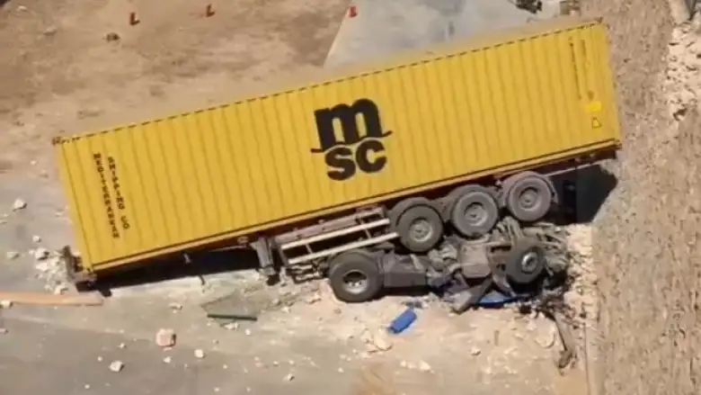 İnegöl'de tır istinat duvarından düştü