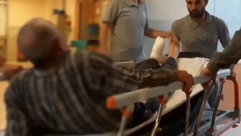 Odun keserken ayağını kesti