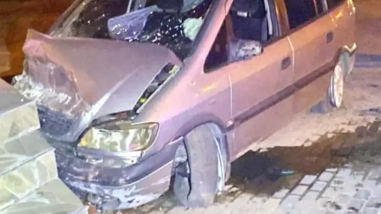 İnegöl'de yoldan çıkan otomobil fabrika duvarına çarptı