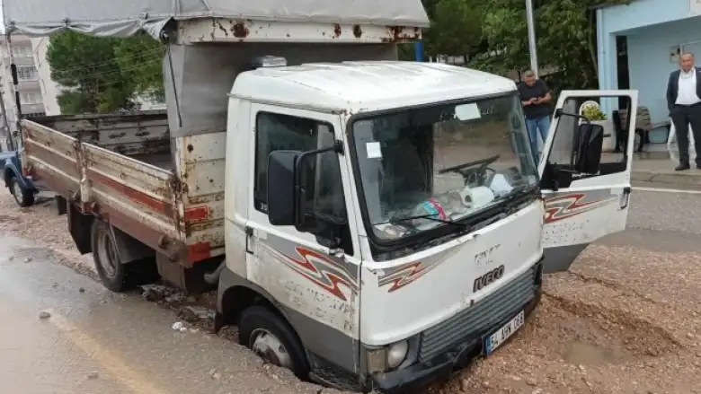 Kamyonet çöken yola düştü