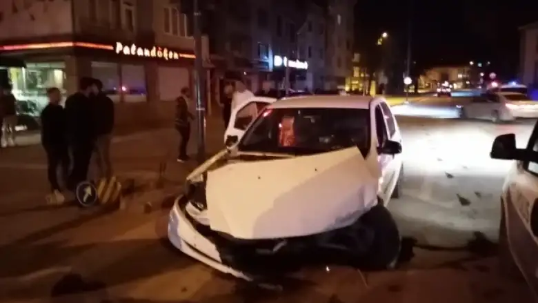 Otomobiller çarpıştı: 3 yaralı