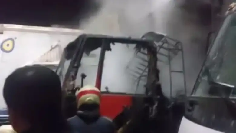 Park halindeki kamyon yandı