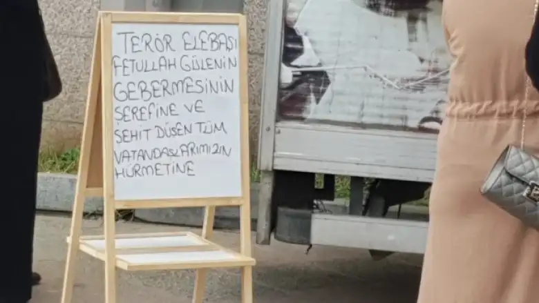 İnegöl'de FETÖ elebaşının ölümünü sevinçle karşılayanlar lokma dağıttı