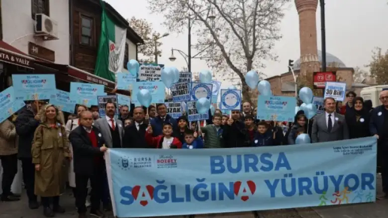 Diyabete dikkat çekmek için mavi balonlar gökyüzüne bırakıldı