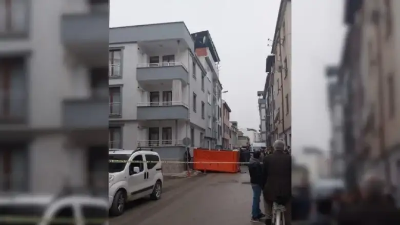 Tartıştığı eşini kemerle ...