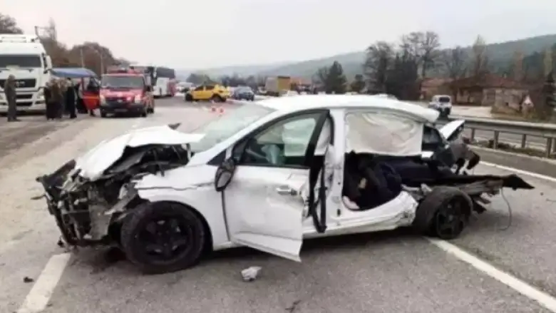 Genç öğretmen ve küçük kızı, kazada hayatını kaybetti