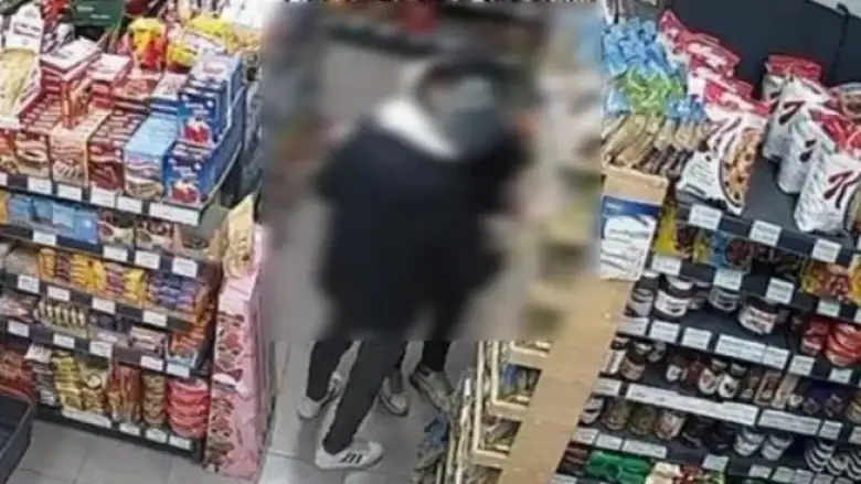 Marketten çikolata hırsızlığı kamerada