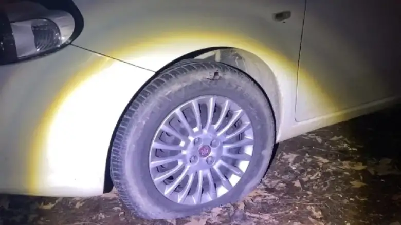 İnegöl'de akılalmaz olay! Hem kendini hem lastikleri kesti