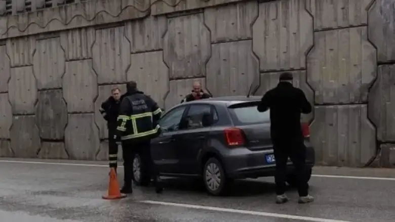 Otomobil istinat duvarına çarptı