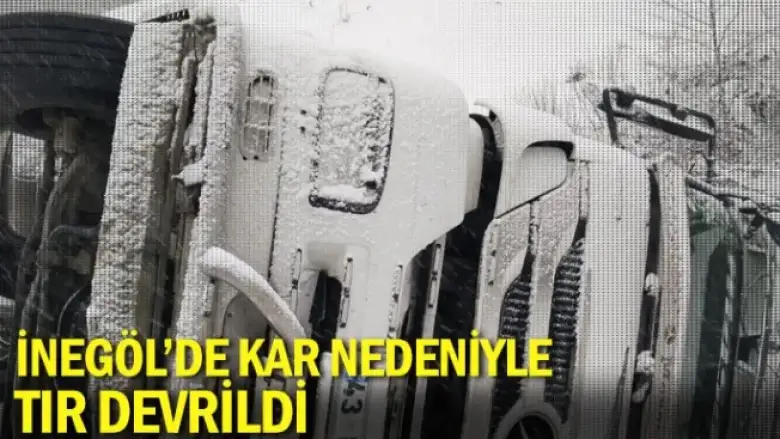 İnegöl'de kar nedeniyle tır devrildi