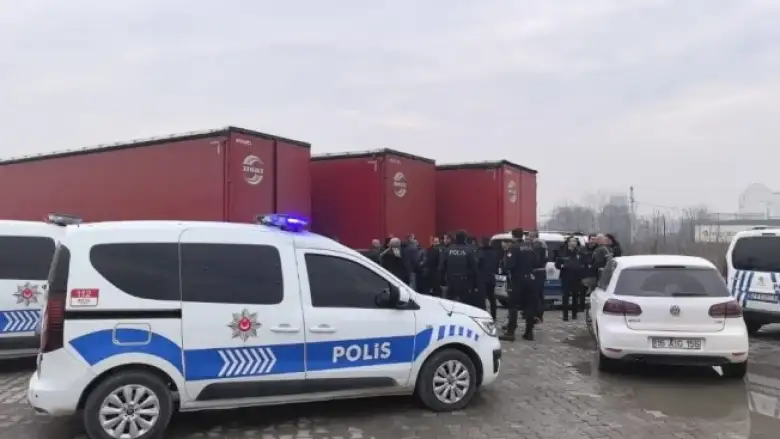 TIR'ın dorsesinde yakalandılar