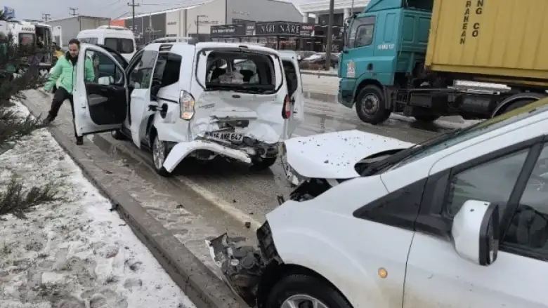 İnegöl'de zincirleme kaza! Yaralılar var...