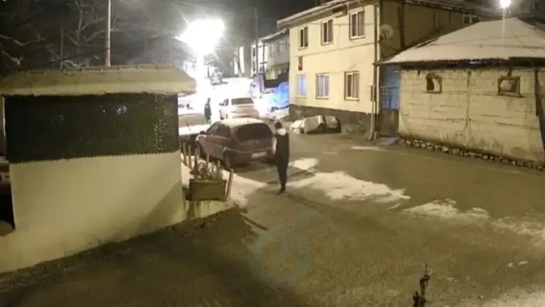 Hasmına kurşun yağdırdı! O Anlar Güvenlik Kamerasında