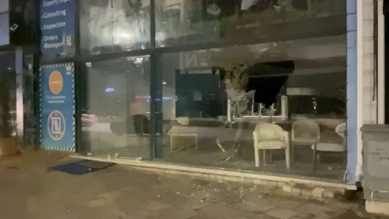 Mağazanın camını taşla kırdı!